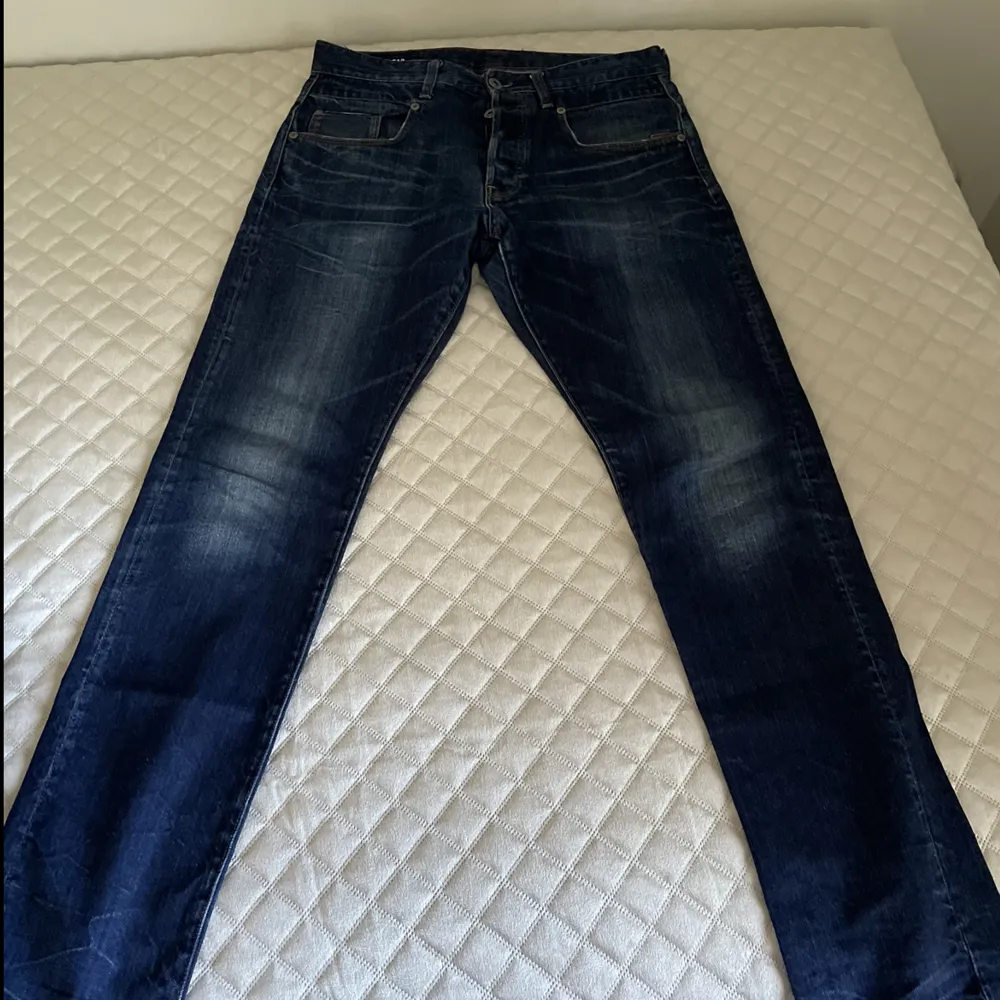 Säljer ett par G-star jeans  Storlek - Midja: 31 & Längd: 34. Jeans & Byxor.