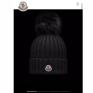 Moncler mössa - Säljer min moncler mössa,mkt fint skick! Nypris runt 3024