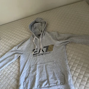Armani Hoodie - Säljer en EA7 Hoodie Använd ett par få gånger! 