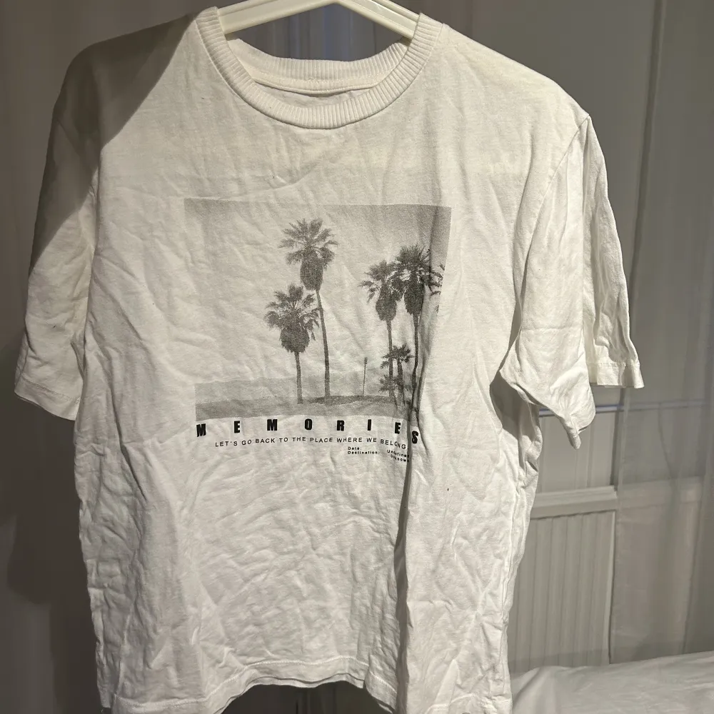 Säljer denna vita t-shirten med tryck pågrund av att den inte används längre. Den är i storleken S men är overaized så är mer som en M.. T-shirts.