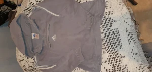 Hoodie  - Adidas hoodie använt 