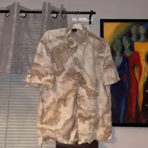 En Creme färgad fin skjorta, använd två midsomrar, inget mer. Så, så gott som ny. Köpt på Hm, kommer inte ihåg priset exakt.