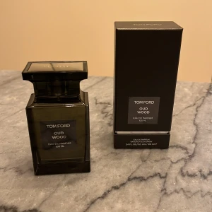 Tom Ford Oud Wood 100 ML - Säljer min parfym pågrund av allergi. Den är helt ny, endast använd 1 gång.  Ordinarie pris: 3.400kr 