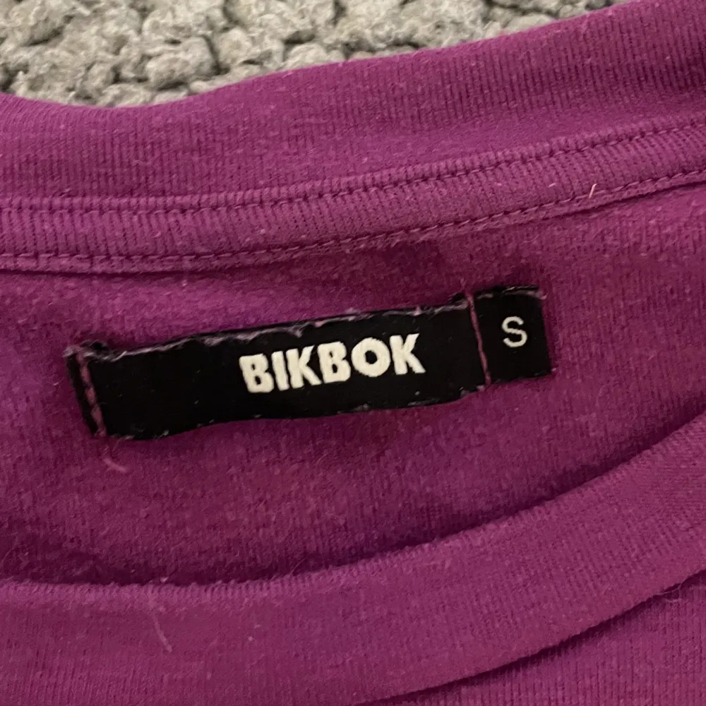Tyvärr säger jag nu hejdå till min lila/rosa croppade sweatshirt från bikbok. Den är i storlek s och i väldigt mjukt och svalt material. . Hoodies.