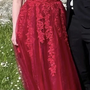 Balklänning stl 36 - Använd 1 gång, är i väldigt fint skick, jag är 1,57 kort och den är nästan för kort för mig så den passar för korta personer.