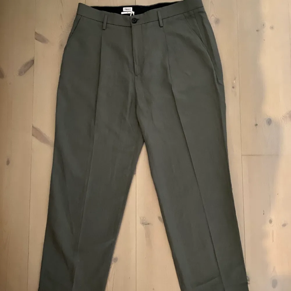 - Oanvända Filippa K byxor  - Kostymbyxor  - Linnen - Green grey  - Skit snygga byxor, hade behållt dem om det inte var för stora  . Jeans & Byxor.