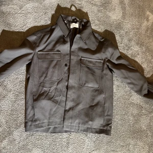 Jacka zara - Sjukt snygg jacka som är köpt förra året, inte kommit till användning för den sitter lite tajt på mig därav i väldigt bra skick. Nypris ca 1200 