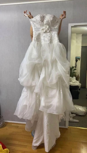 Bröllopsklänning  - Hej! Säljer denna bröllopsklänning då jag inte har någon användning av. 