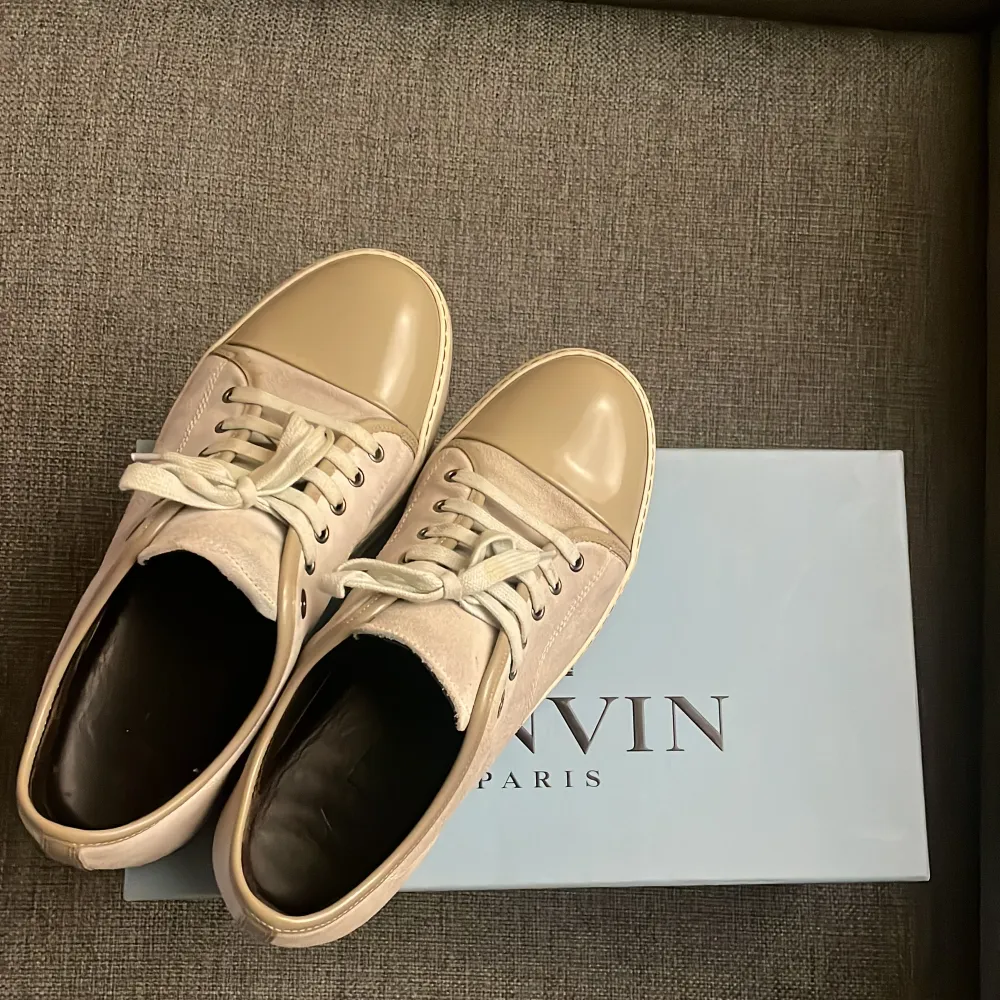 Lanvin low top sneaker | Skick: 9/10 (använd 3 vid tillfällen) dustbag, nya skosnören ingår & original kartong | Storlek 43 |Nypris: 3 495 | Pris 1949 | Bara att höra av er om ni har några frågor. . Skor.