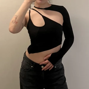 Två delad topp - 2 delarna är seperata. Kom gärna med frågor om ni undrar något och kika gärna min profil, fixar paketpris❤️