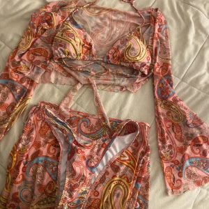 Bikini & cover up - Matchande bikini set och matchande cover up. Aldrig använt något av det.