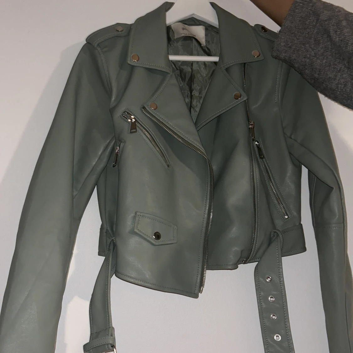 Kort grön skinnjacka