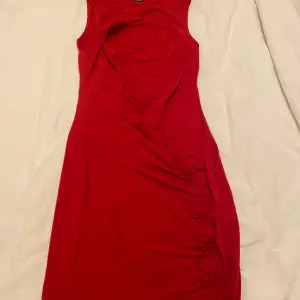Snygg tajt röd klänning från Shein i Stl M. Säljer för 60kr.