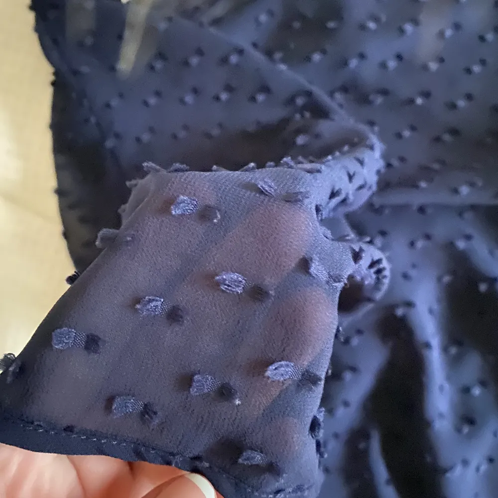 Säljer denna söta marinblåa blusen från Lindex. Lite genomskinlig, någon slags textur på och använd fåtal gånger.. Blusar.