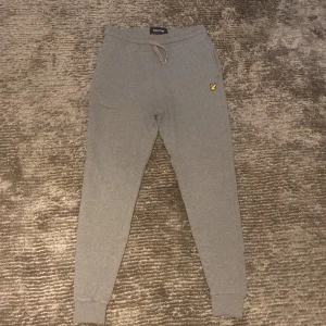 Lyle & Scott mjukisar - Lyle & Scott mjukisar i storlek small. Är inte förstörda eller anvädna på något sätt. Har haft de i drygt ett halv år. Köpt för 800.