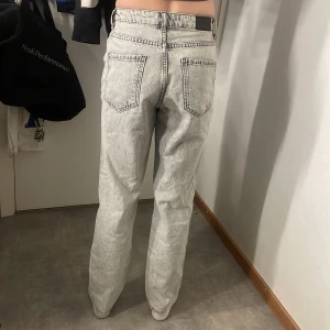 Ginatricot byxor - Momjeans från ginatricot Jag är 162! Säljer pga dom inte gått till användning