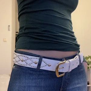Skärp - Snyggt skärp som jag köpt här på plick. Tyvärr är den för stor för mig och drf säljer jag. Passar 90-100cm, man kan även göra fler hål om man vill ha den mindre. Så snygg till lågmidjade jeans!