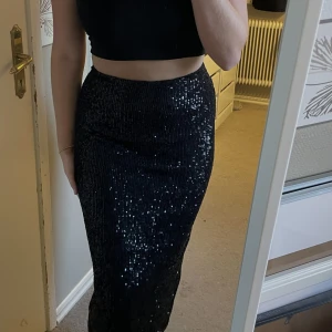 Festkjol - Paljettkjol från NA-KD i bra skick med slits i bak.