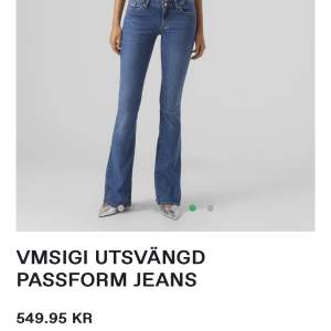 Säljer domma blåa flared jeans från vero Moda i storlek 28/32 ( pris kan diskuteras)