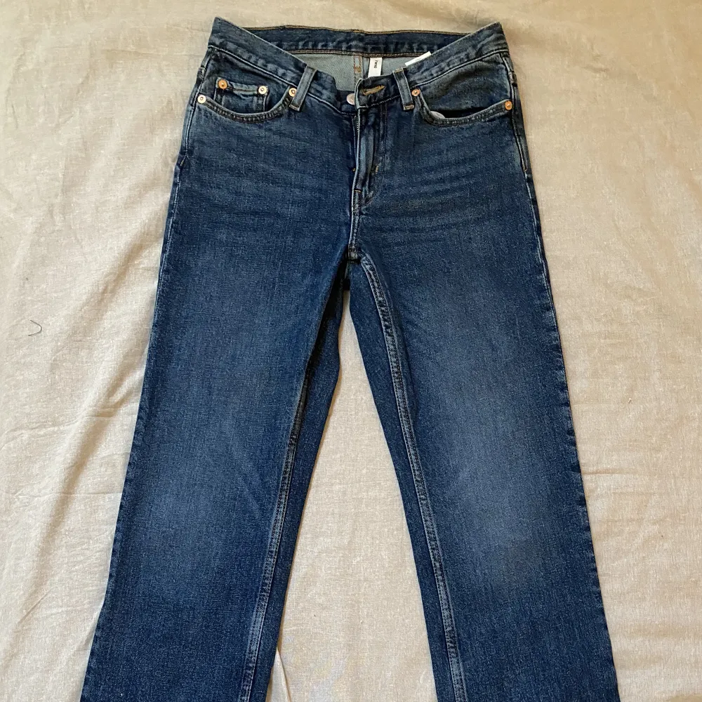 Jättesnygga WEEKDAY JEANS som jag säljer då jag har flera av samma sort😫Så snygga på och använd endast 1 gång!. Jeans & Byxor.