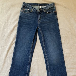 WEEKDAY JEANS - Jättesnygga WEEKDAY JEANS som jag säljer då jag har flera av samma sort😫Så snygga på och använd endast 1 gång!