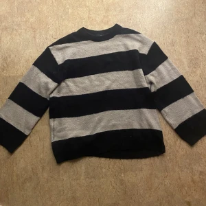 Stickad tröja  - stickad tröja från lager 157. strl XS men den är oversize. hyfsat bra skick