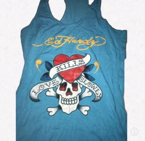 Ed Hardy träningslinne  - Ed Hardy linne. Använt skick. Står ingen storlek men tror dene xs/s