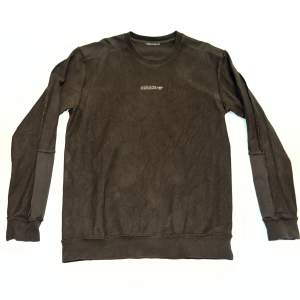 Brun vintage sweatshirt i storlek L från Adidas i bra skick. Kontakta vid frågor👍