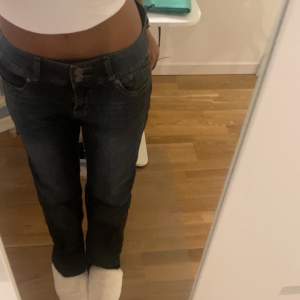 Säljer nu dessa sjukt snygga low waist multiblu jeans som jag köpte på Sellpy för 250kr för nån vecka sen men de va tyvärr lite förstora. Tveka inte skriva privat för mått eller fler frågor!❤️