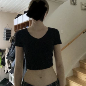 Svart urringad topp - Tajt svart u-/v-ringad ribbad topp/croptopp från Shein🙌🏼Använd ca 2 gånger och är felfri. Strl. XS