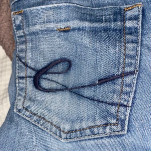 Lågmidjade straight jeans  - Säljer dessa sååå snygga lågmidjade jeansen som är straight! Så snygga detaljer på fickorna och i så bra skick! Som nya! De två första bilderna är lånade från tjejen som jah köpte dem av, den sista är tagen från mig! Pris går alltid att diskuteras!💕