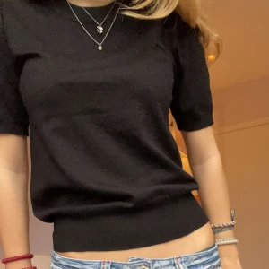 Stickad kortärmad❤️‍🔥 - Dösnygg svart kortärmad stickad tröja från Saint Tropez💘 Passar till aallt💓💓