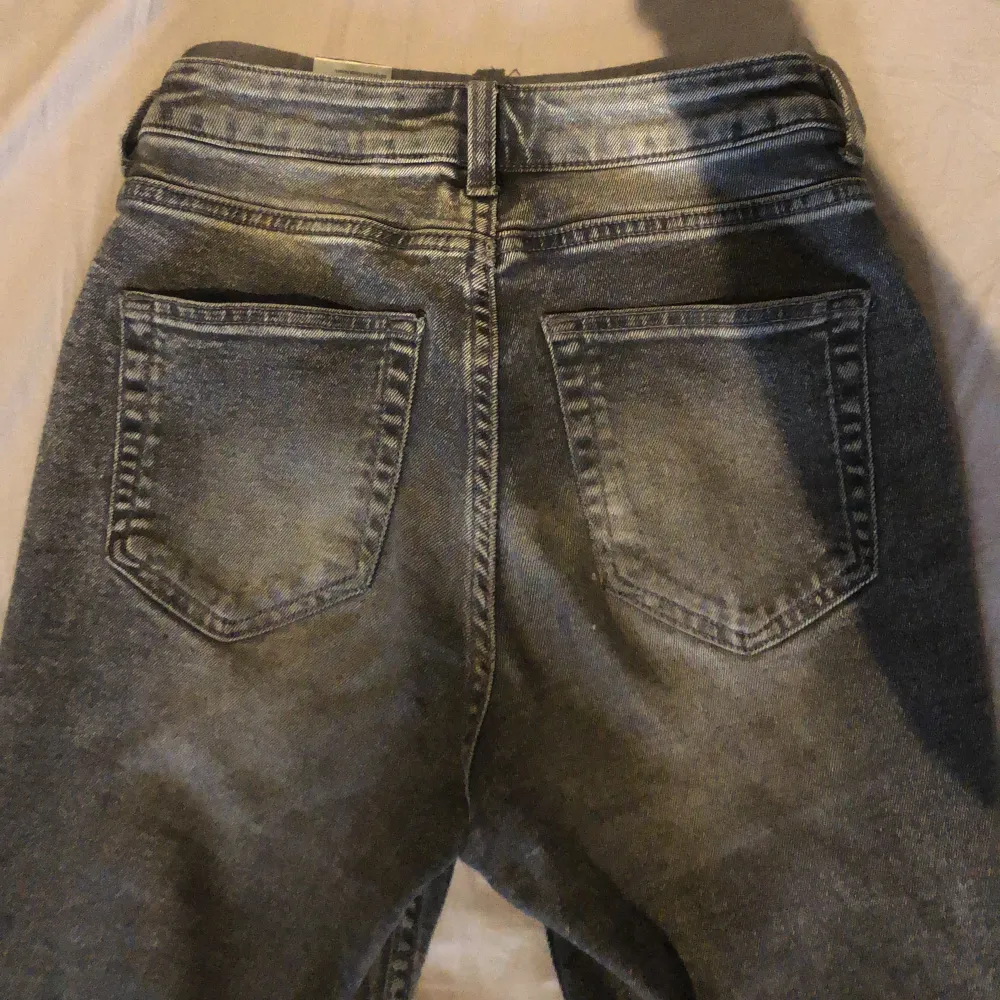 Gråa bootcut jeans från H&M Divided. Storlek 34. Bra skick. Säljer pågrund av att de är förstora.. Jeans & Byxor.