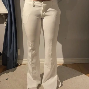 Vita Kostymbyxor  - ett par skitsnygga vita kostymbyxor i storlek 36 från bikbok, slits nedtil som bara ser snyggt ut, säljer pga dom är för små😩❤️inga slitage eller något! Jag är 162 och det är den petita modellen 