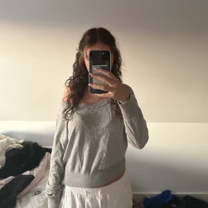 långärmad tröja från filippa k - väldigt tunn i materialet. säljer för jag använder aldrig 