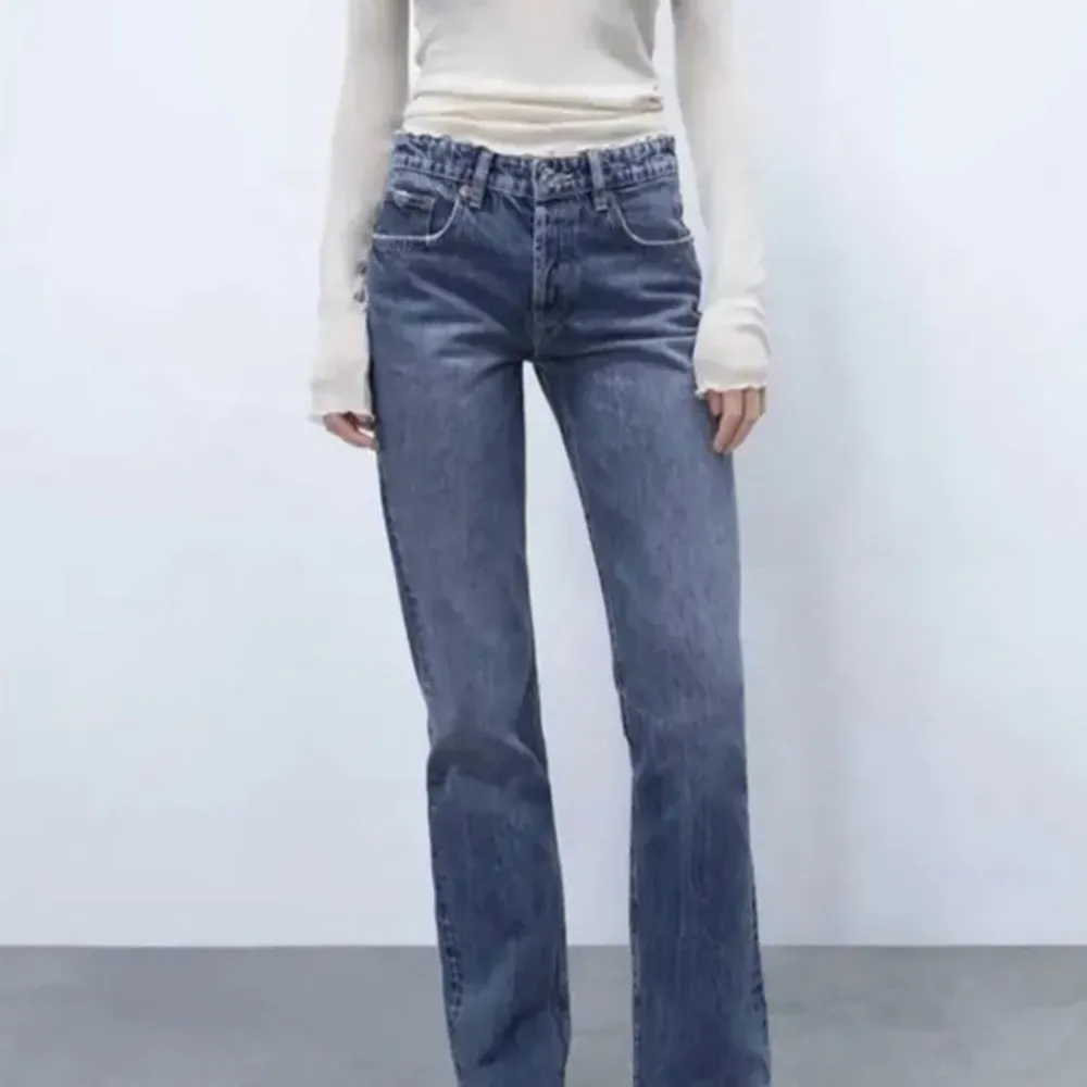 Skitsnygga midrise jeans från zara. Storlek 38. Midjemått 39 cm rakt över. Innerbenslängd 80 cm . Jeans & Byxor.