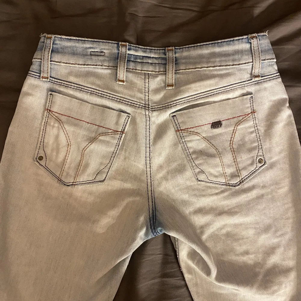 Intresse koll!💕 super fina ljusa low waist jeans från miss sixty!💕midjemått: 36 tvärsöver! Innebenslängd: 83cm💕köpte jeansen för 600kr här på plick för ett år sedan, men jag har endast använt de ca 4 gånger!💕. Jeans & Byxor.