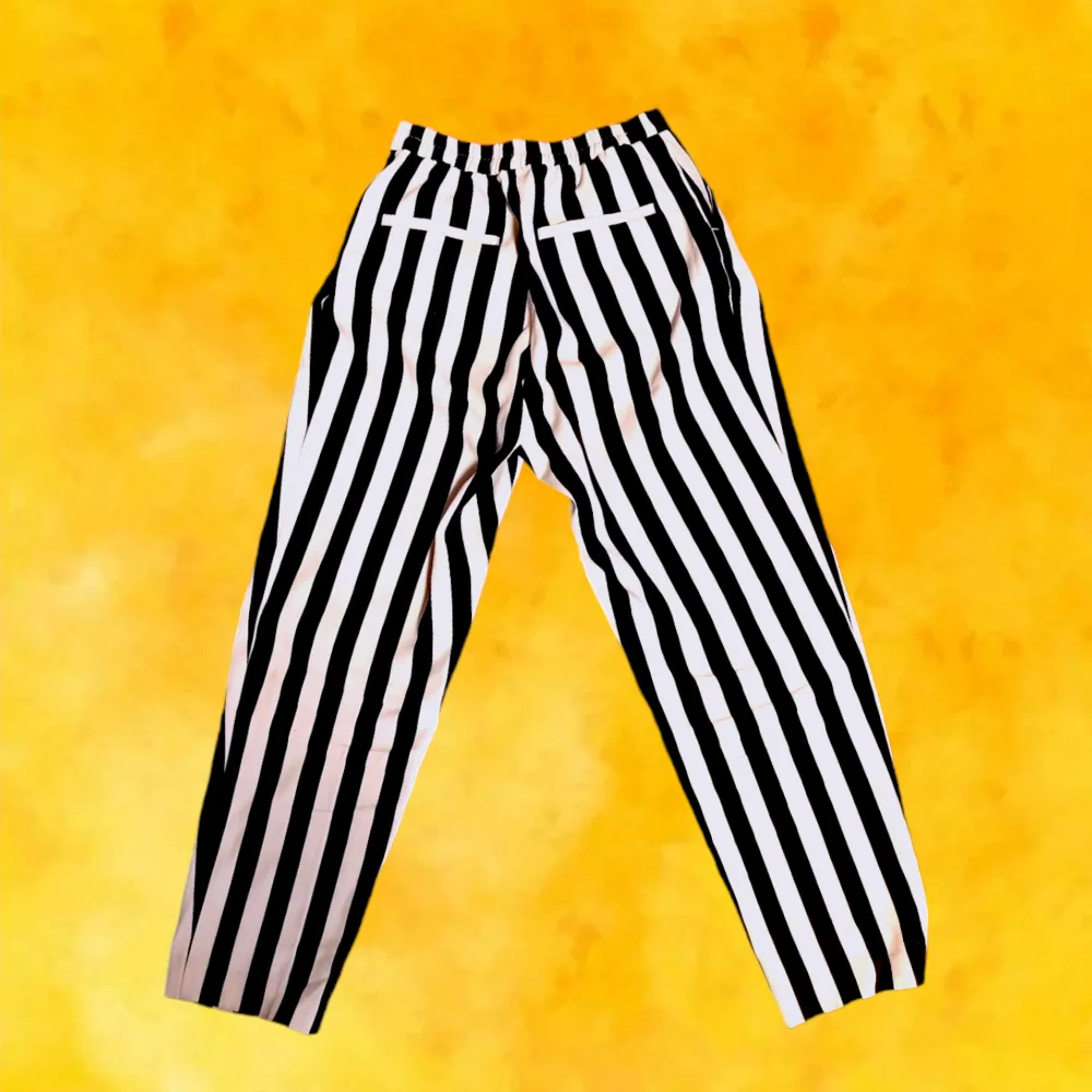 Svart-vit-randiga byxor från Monki. Använda en hel del, så därför har exempelvis en av fickorna ett hål. För fler bilderär det bara att skriva. . Jeans & Byxor.