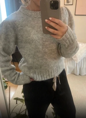 Stickad tröja - Säljer en fin stickad tröja som är i väldigt bra skick😊