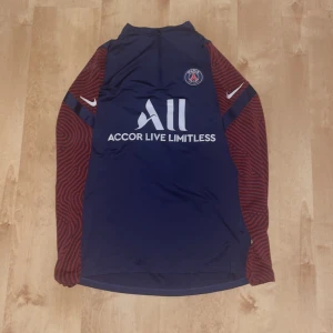 Psg träningströja - Tjenare! Säljer en sjukt najs och bekväm psg träningströja från nike! / fler frågor är de bara att skriva 👍🏼