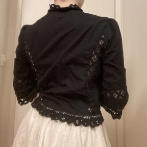 Svart Kofta - En svart kofta med fint ”brodyr” mönster 🖤Materialet är 100% bomull!