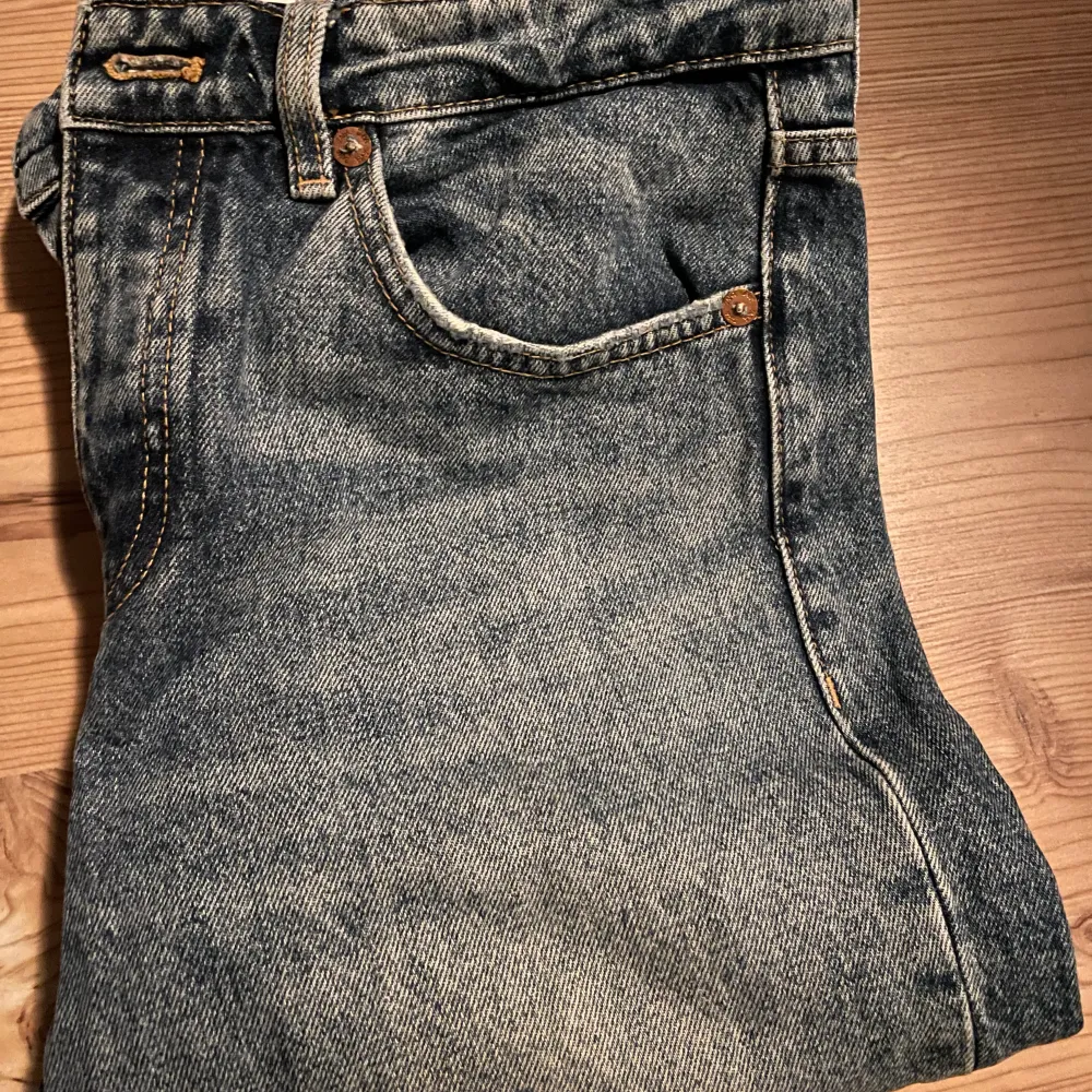 Säljer dessa jättefina mid Rise jeans från Zara. De är aldrig använda, så ett väldigt fint skick. Säljer de för 125 kr.😊. Jeans & Byxor.