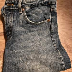 Säljer dessa jättefina mid Rise jeans från Zara. De är aldrig använda, så ett väldigt fint skick. Säljer de för 125 kr.😊