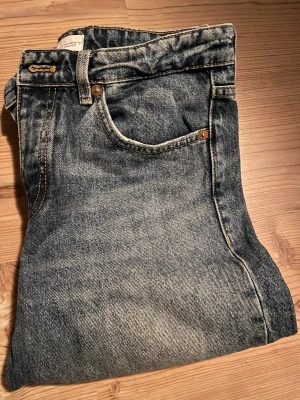 Mid Rise jeans från Zara💙 - Säljer dessa jättefina mid Rise jeans från Zara. De är aldrig använda, så ett väldigt fint skick. Säljer de för 125 kr.😊