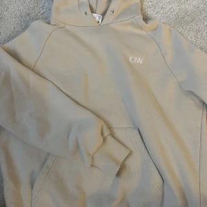 ICIW hoodie - Beige hoodie från ICIW. Knappt använd och i väldigt fint skick. Köpt för 700 och säljs nu för 200💞