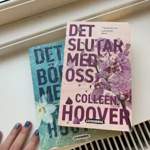 Två stycken jättepopulära böcker från Colleen Hoover. ”Det börjar med oss” och ”Det slutar med oss” Nypris är 249kr och 279kr. Säljs pågrund av att jag läst ut dem. Otroligt bra böcker som verkligen rekommenderas. Kanterna är lite uppvikta men inget stort