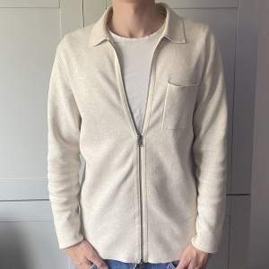 Snygg och skön Overshirt i beige/vit färg från märket Selected Homme i storlek M. Knappt använd därmed mycket bra skick. Nypris: ~900kr och vårat: 399kr. Modellen är 181cm och väger 70kg. Pris kan diskuteras. Hör av dig vid frågor eller funderingar!