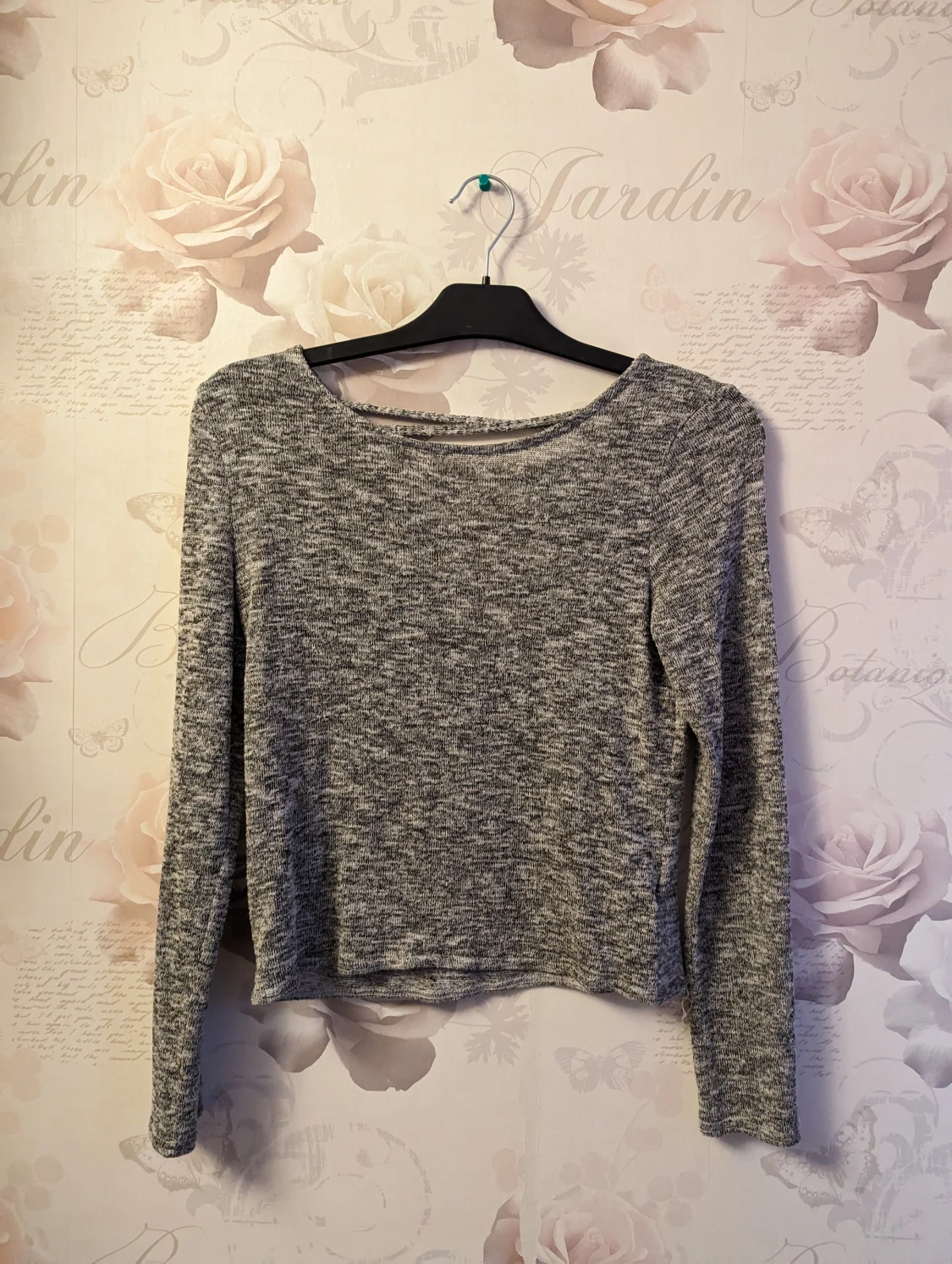 Tunn stickad tröja öppen rygg