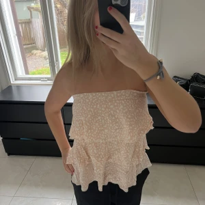 Topp/kjol - Jättesöt kjol sommman även kan ha som topp! Säljer då den inte kommer till användning ❤️