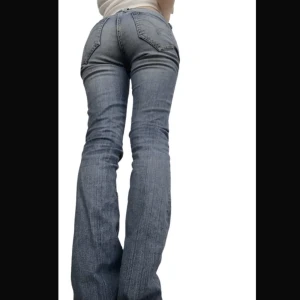 Lågmidjade Crocker jeans - Lågmidjade bootcut crocker jeans som jag köpte på Plick, men dom var tyvärr lite för tajta i midjan! Annars är dom i jättefint skick!! Midjemått rakt över: ca 35 cm, Innebenslängden: ca 78 cm. Första bilden är lånad!! Skriv vid intresse 💞